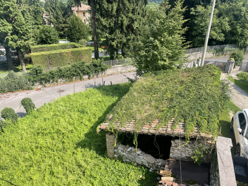 A pochi passi dal centro di Caniezza in zona panoramica siamo a proporre in vendita un rustico ti...