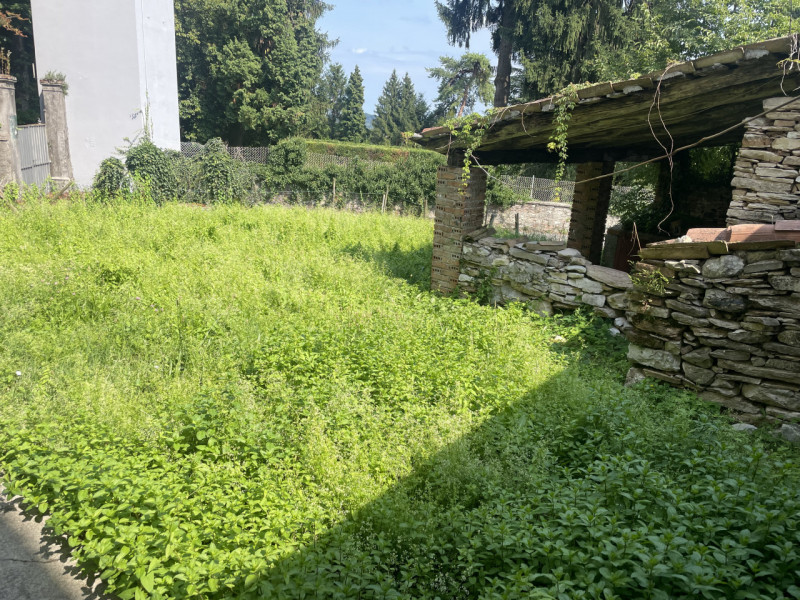 A pochi passi dal centro di Caniezza in zona panoramica siamo a proporre in vendita un rustico ti...