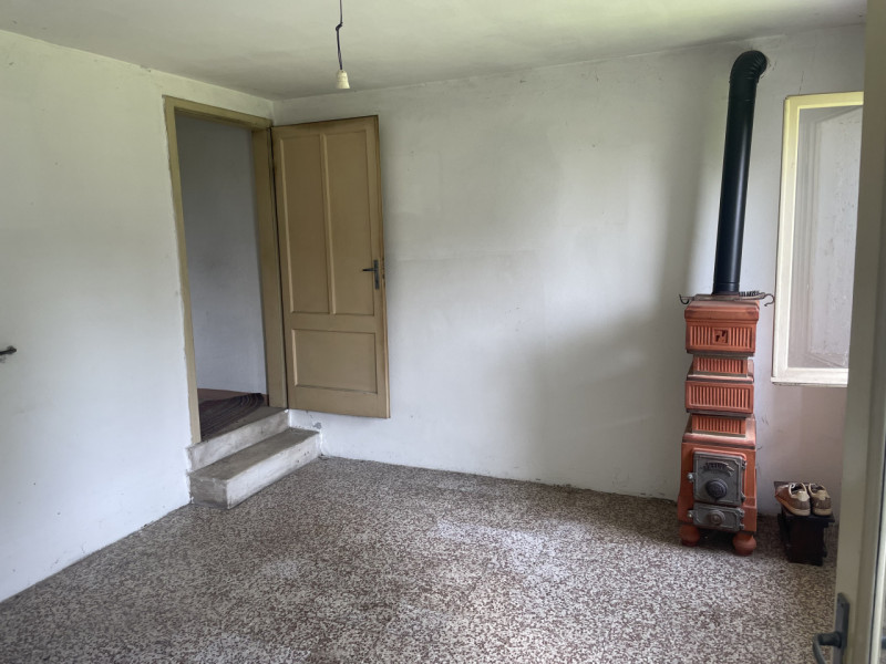 A pochi passi dal centro di Caniezza in zona panoramica siamo a proporre in vendita un rustico ti...