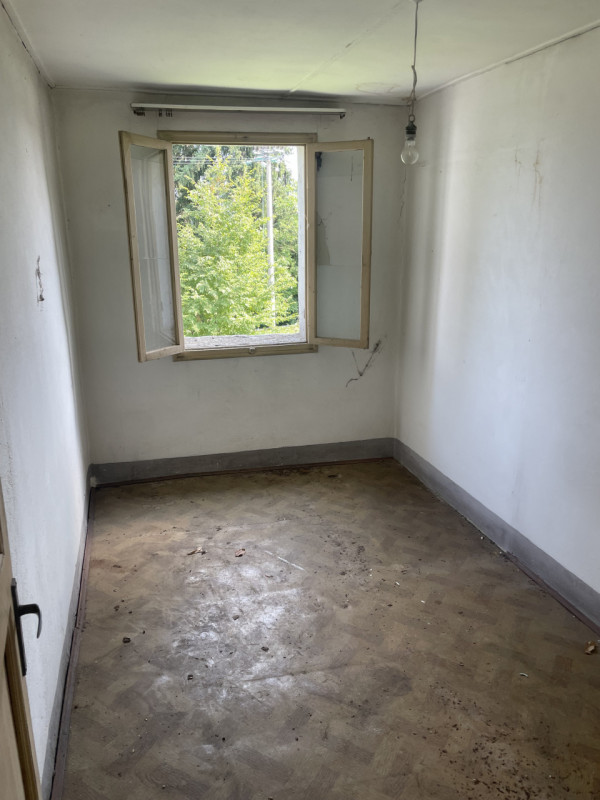 A pochi passi dal centro di Caniezza in zona panoramica siamo a proporre in vendita un rustico ti...