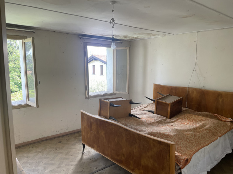 A pochi passi dal centro di Caniezza in zona panoramica siamo a proporre in vendita un rustico ti...