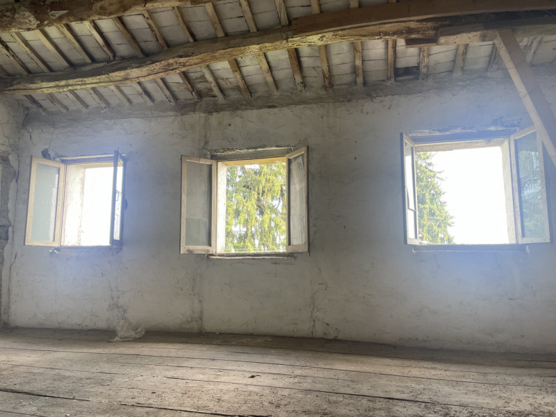 A pochi passi dal centro di Caniezza in zona panoramica siamo a proporre in vendita un rustico ti...