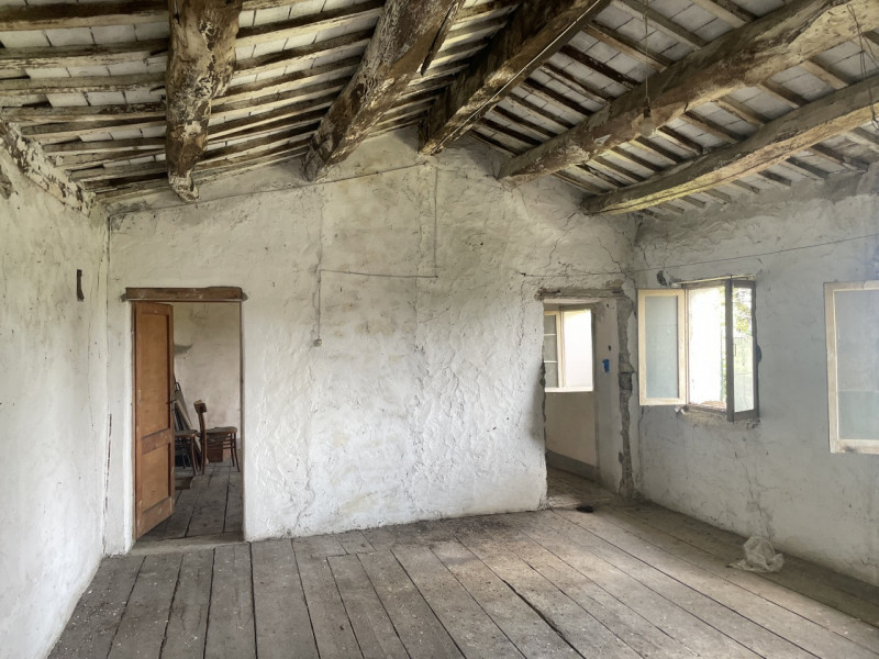A pochi passi dal centro di Caniezza in zona panoramica siamo a proporre in vendita un rustico ti...