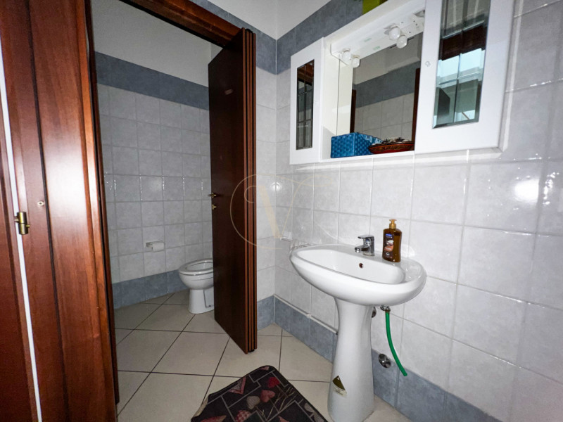 Dove il passante diventa cliente: la tua vetrina su Corso delle Terme.
All’interno di un compless...