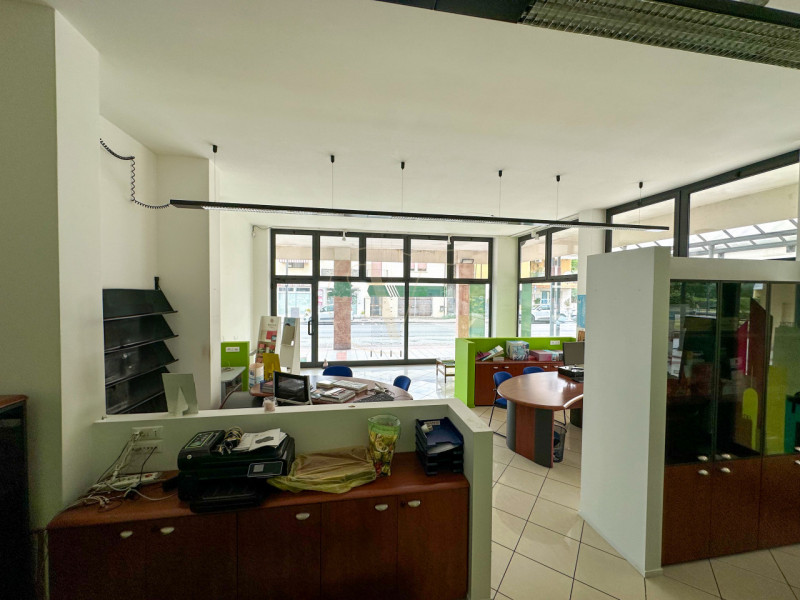 Dove il passante diventa cliente: la tua vetrina su Corso delle Terme.
All’interno di un compless...