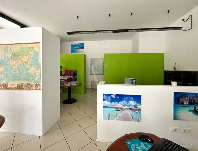 Dove il passante diventa cliente: la tua vetrina su Corso delle Terme.
All’interno di un compless...