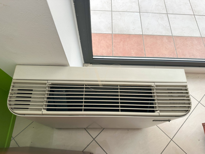 Dove il passante diventa cliente: la tua vetrina su Corso delle Terme.
All’interno di un compless...