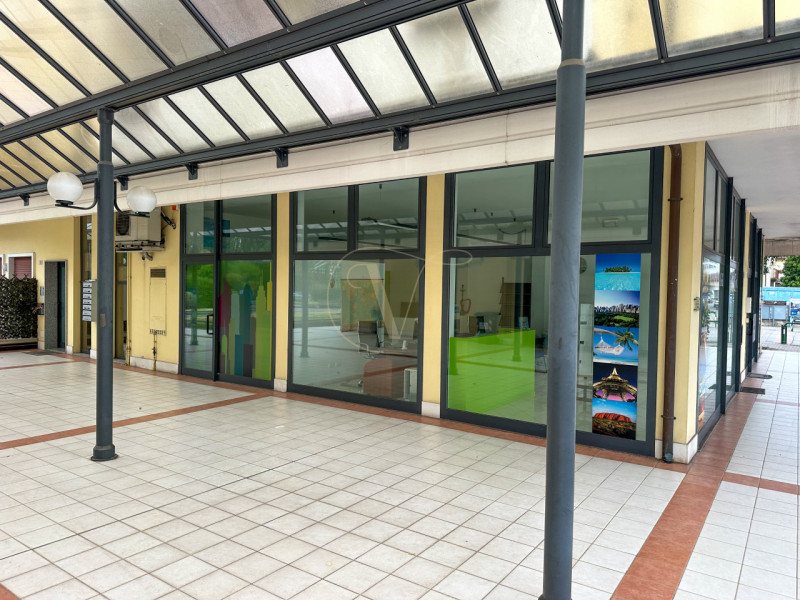 Dove il passante diventa cliente: la tua vetrina su Corso delle Terme.
All’interno di un compless...