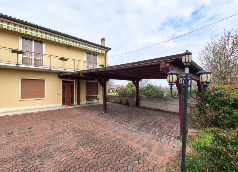 Proponiamo in esclusiva, nella tranquilla e verdeggiante zona di Madonna, un’interessante soluzio...