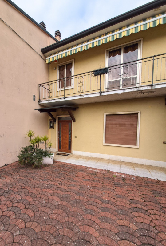 Proponiamo in esclusiva, nella tranquilla e verdeggiante zona di Madonna, un’interessante soluzio...