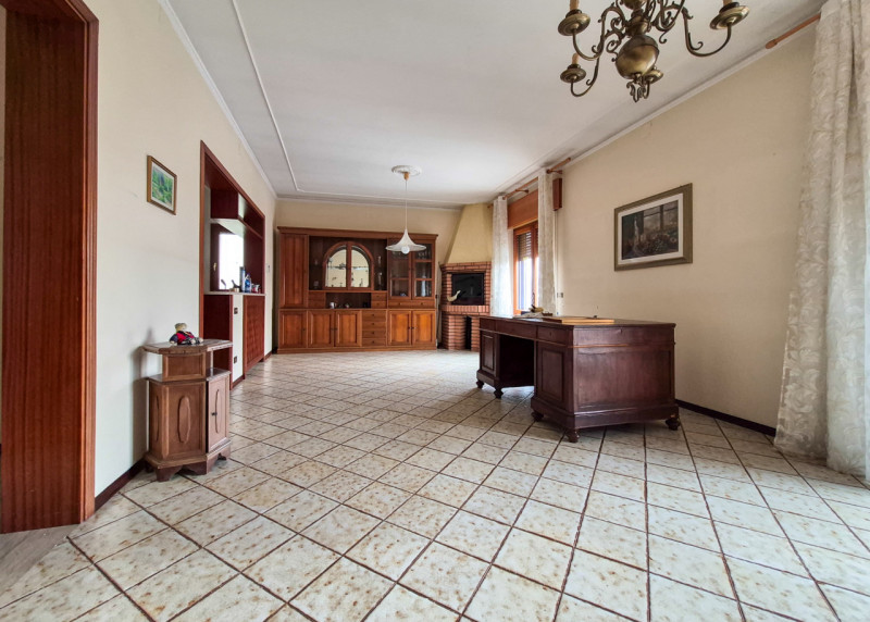 Proponiamo in esclusiva, nella tranquilla e verdeggiante zona di Madonna, un’interessante soluzio...