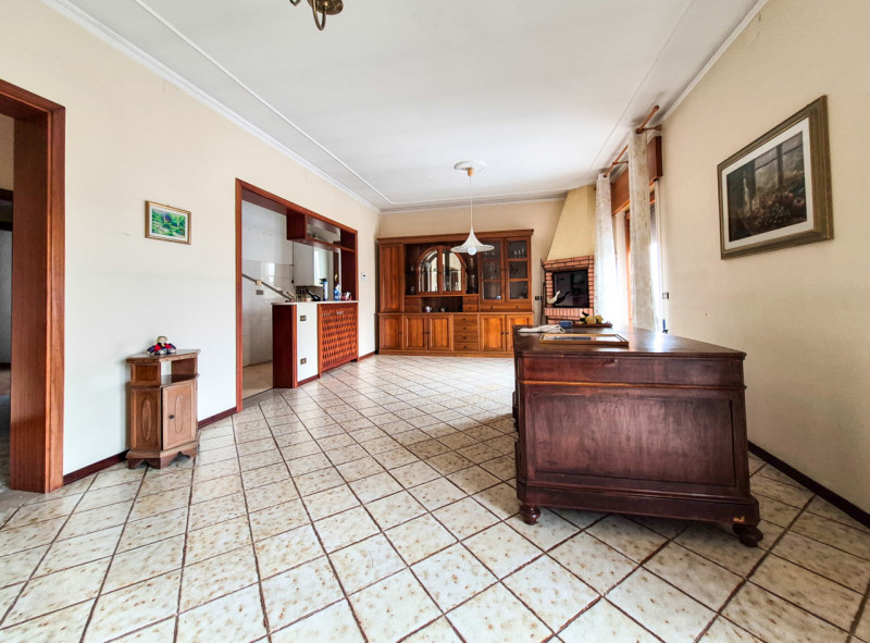 Proponiamo in esclusiva, nella tranquilla e verdeggiante zona di Madonna, un’interessante soluzio...