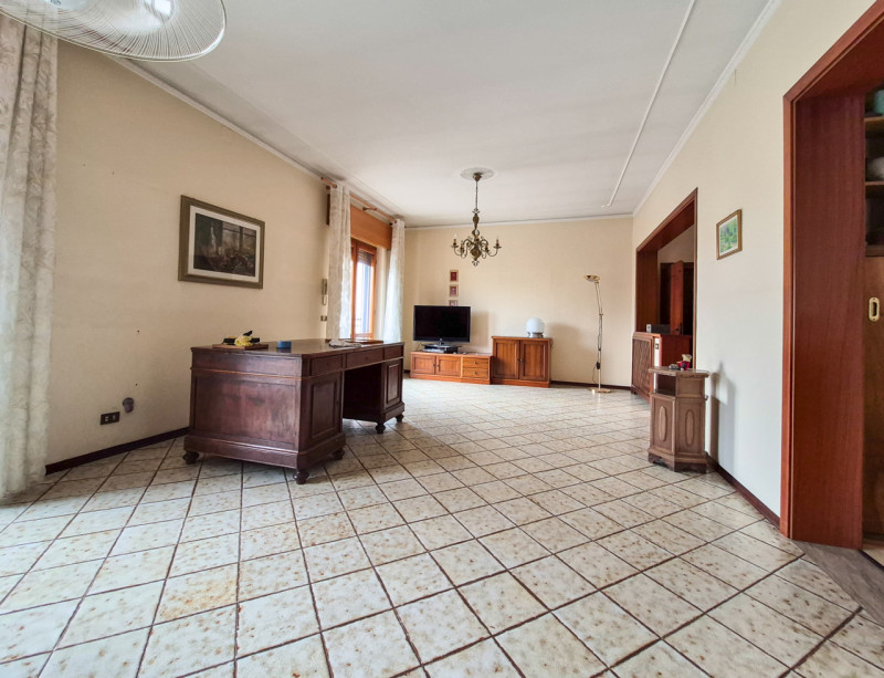 Proponiamo in esclusiva, nella tranquilla e verdeggiante zona di Madonna, un’interessante soluzio...