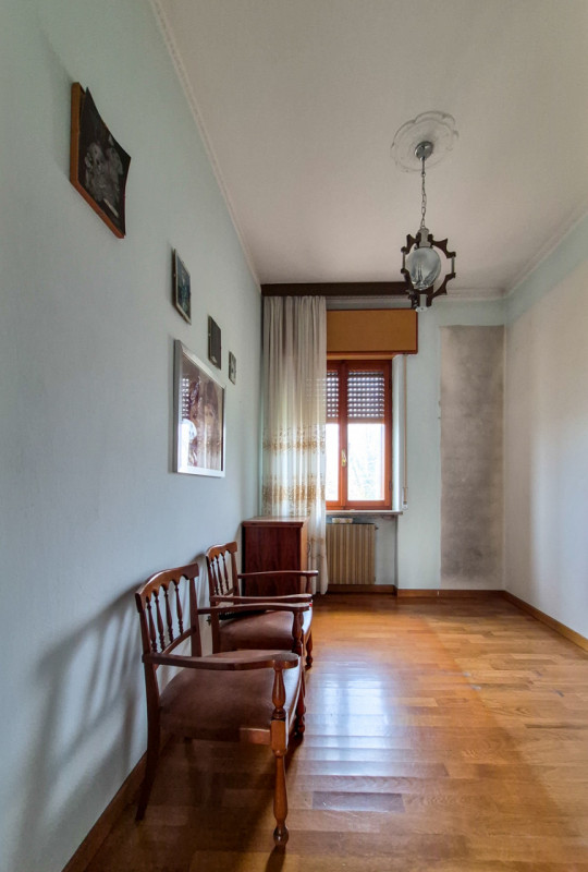 Proponiamo in esclusiva, nella tranquilla e verdeggiante zona di Madonna, un’interessante soluzio...