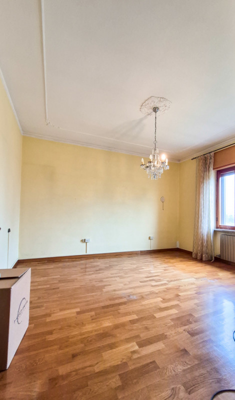 Proponiamo in esclusiva, nella tranquilla e verdeggiante zona di Madonna, un’interessante soluzio...