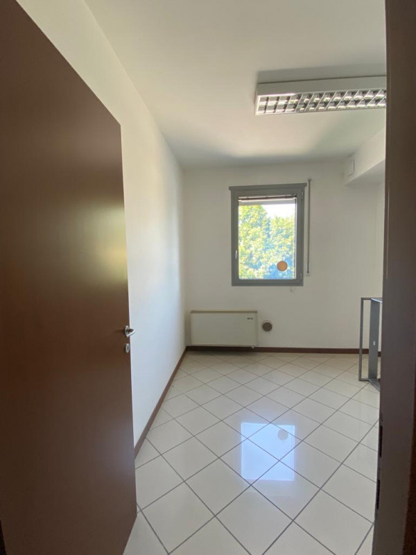 in Perfetta zona di Uffici e studi medici vendesi Ufficio / studio in ottime condizioni ingresso ...