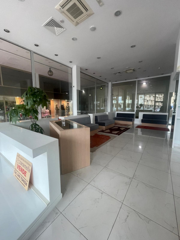 Adiacente alla zona pedonale, in ottima posizione di passaggio con parcheggio antistante, negozio...