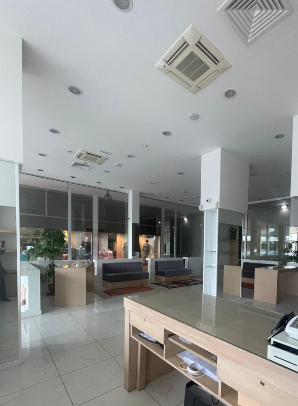 Adiacente alla zona pedonale, in ottima posizione di passaggio con parcheggio antistante, negozio...