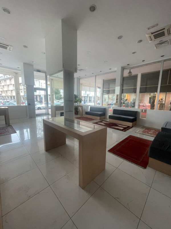 Adiacente alla zona pedonale, in ottima posizione di passaggio con parcheggio antistante, negozio...