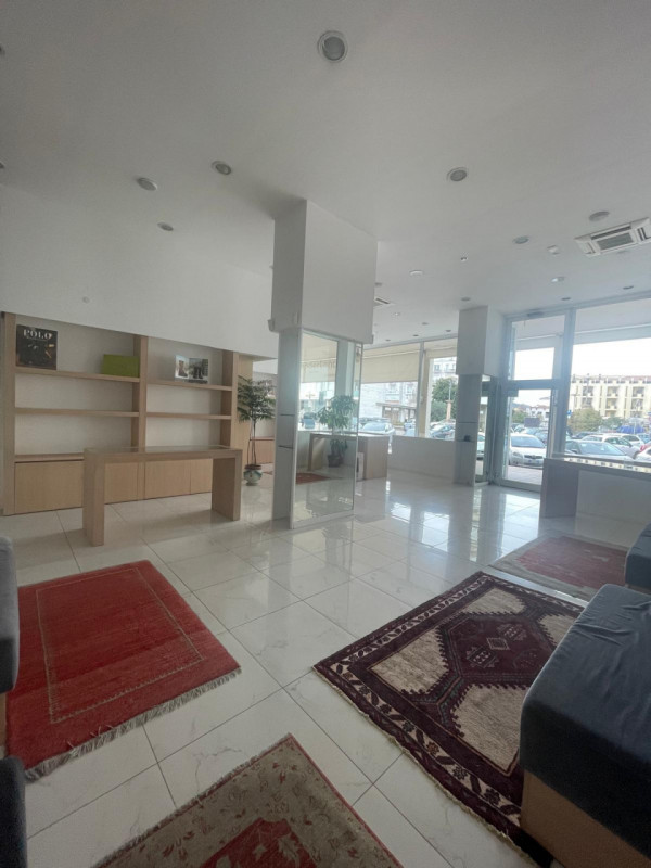 Adiacente alla zona pedonale, in ottima posizione di passaggio con parcheggio antistante, negozio...