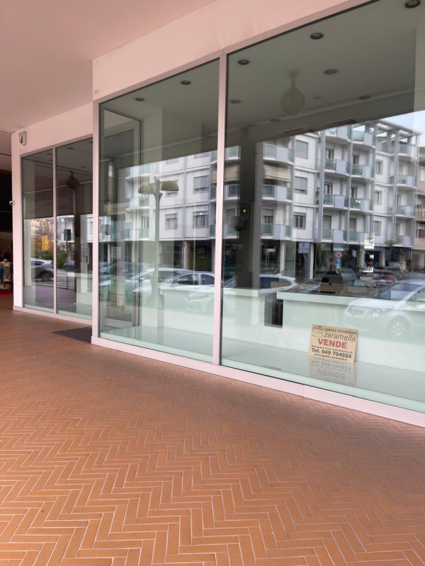 Adiacente alla zona pedonale, in ottima posizione di passaggio con parcheggio antistante, negozio...