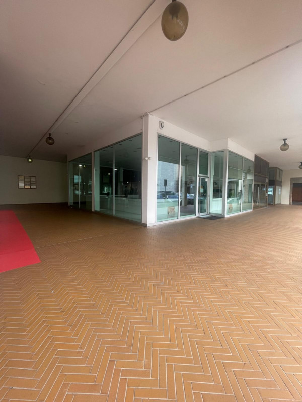 Adiacente alla zona pedonale, in ottima posizione di passaggio con parcheggio antistante, negozio...