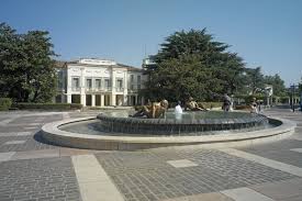 Adiacente alla zona pedonale, in ottima posizione di passaggio con parcheggio antistante, negozio...