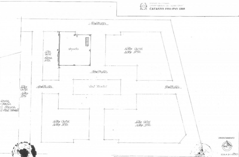 Adiacente alla zona pedonale, in ottima posizione di passaggio con parcheggio antistante, negozio...