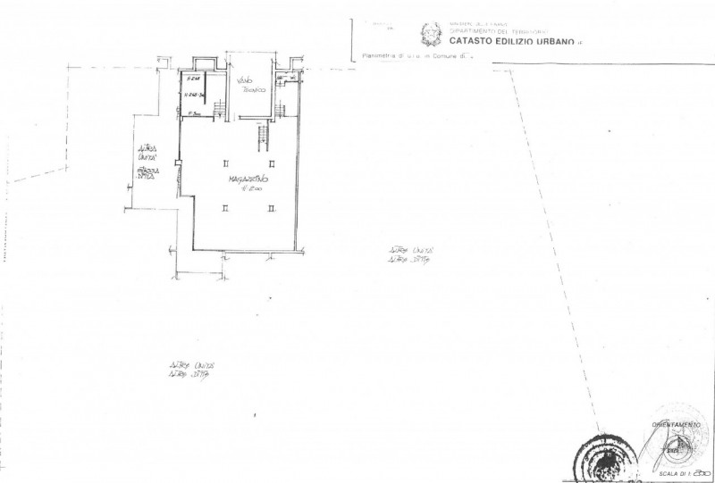 Adiacente alla zona pedonale, in ottima posizione di passaggio con parcheggio antistante, negozio...