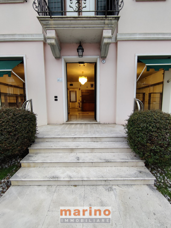 PADOVA PIAZZALE STANGA
Affittasi immobile adatto ad uso ufficio (accatastato negozio) con grande ...