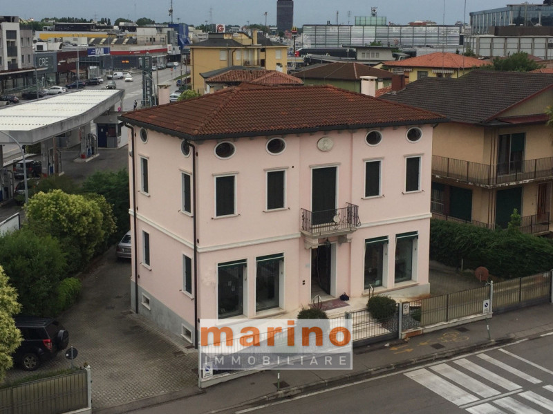 PADOVA PIAZZALE STANGA
Affittasi immobile adatto ad uso ufficio (accatastato negozio) con grande ...