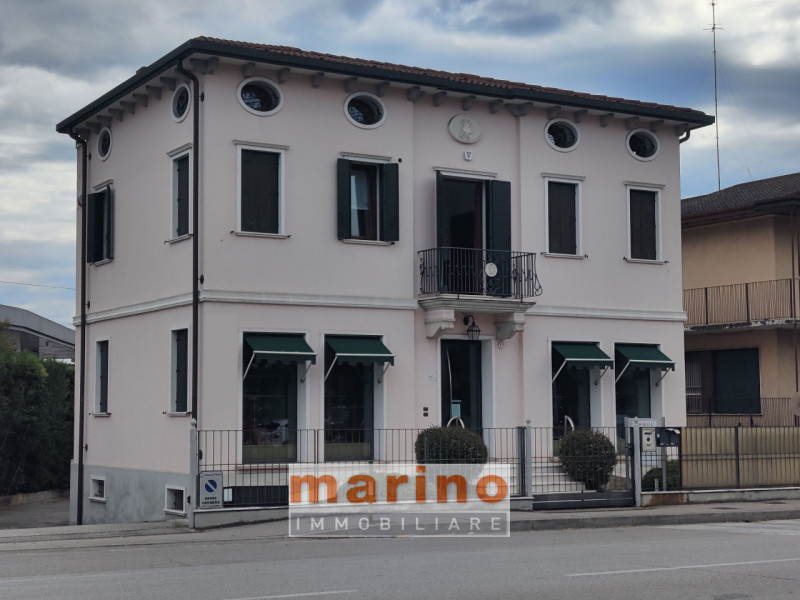 PADOVA PIAZZALE STANGA
Affittasi immobile adatto ad uso ufficio (accatastato negozio) con grande ...