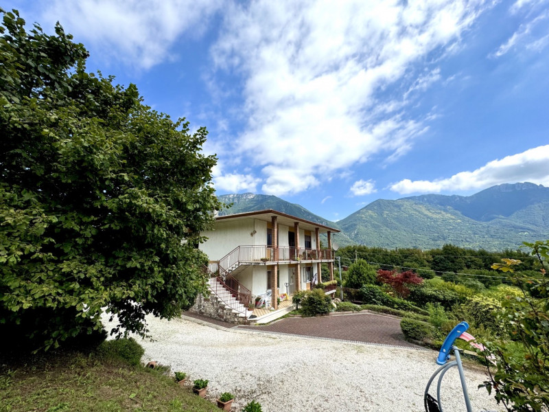 Casa immersa nel verde

Trattative riservate Immobiliare Unica Colceresa via Marconi 2 - 04241590...