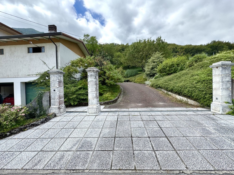 Casa immersa nel verde

Trattative riservate Immobiliare Unica Colceresa via Marconi 2 - 04241590...