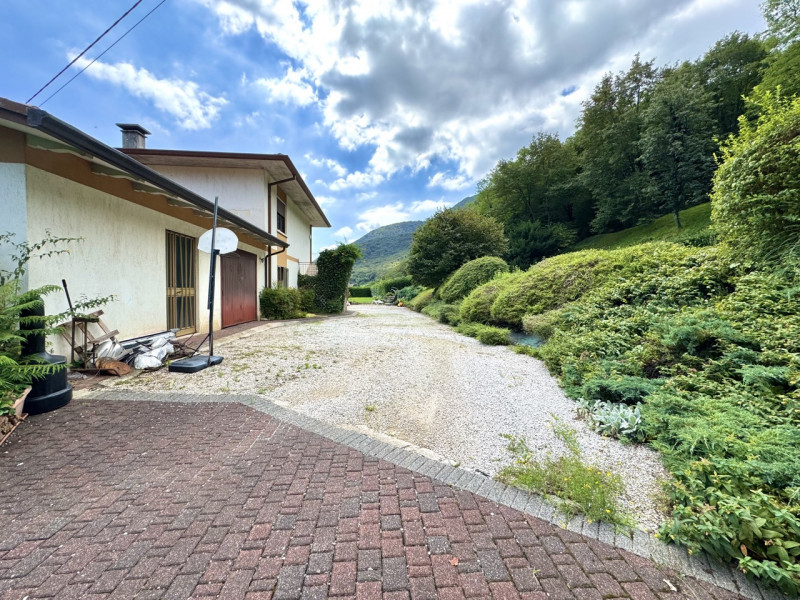 Casa immersa nel verde

Trattative riservate Immobiliare Unica Colceresa via Marconi 2 - 04241590...