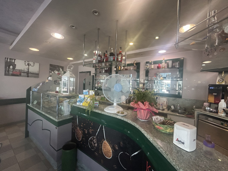 Nel pieno centro di una delle piazze più attive e frequentate di Rubano, proponiamo in cessione d...