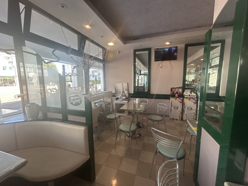 Nel pieno centro di una delle piazze più attive e frequentate di Rubano, proponiamo in cessione d...