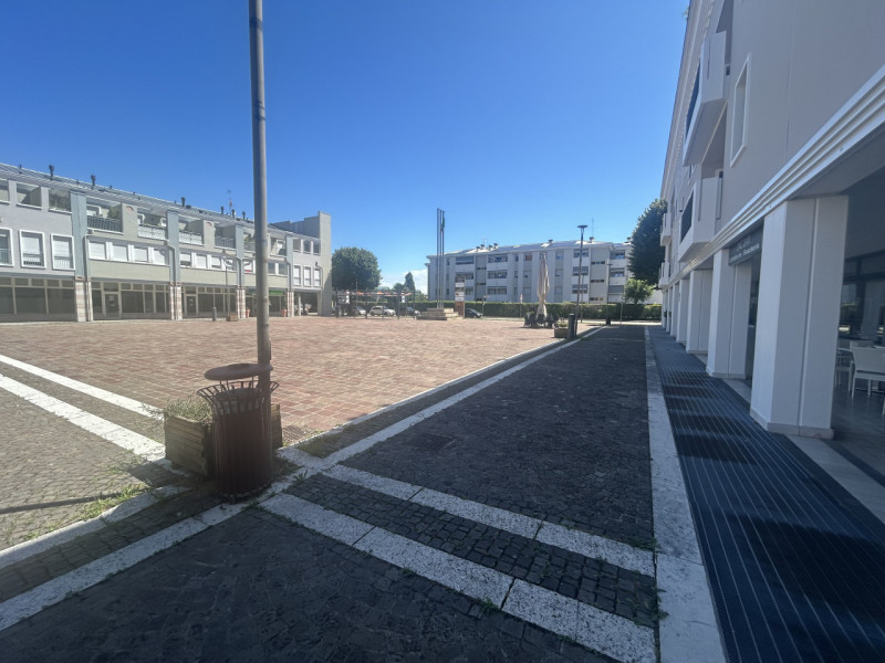 Nel pieno centro di una delle piazze più attive e frequentate di Rubano, proponiamo in cessione d...