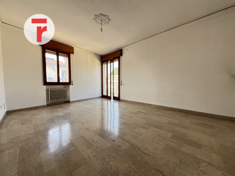 L'immobile si trova all'ultimo piano di un condominio composto da sole cinque unità abitative. Gr...