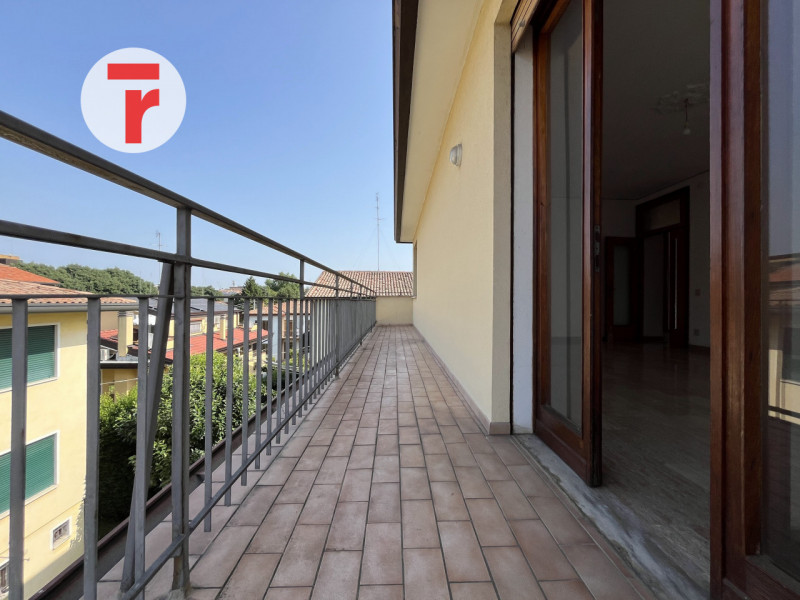 L'immobile si trova all'ultimo piano di un condominio composto da sole cinque unità abitative. Gr...