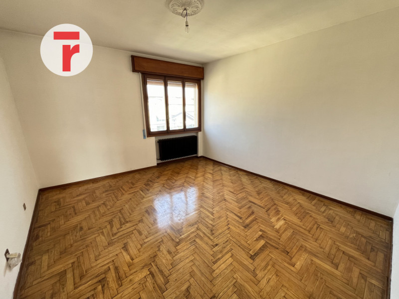 L'immobile si trova all'ultimo piano di un condominio composto da sole cinque unità abitative. Gr...