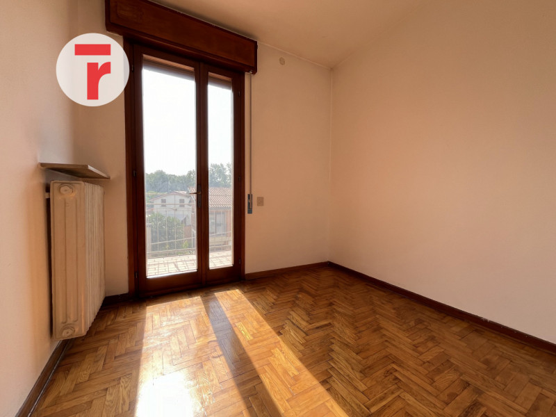 L'immobile si trova all'ultimo piano di un condominio composto da sole cinque unità abitative. Gr...