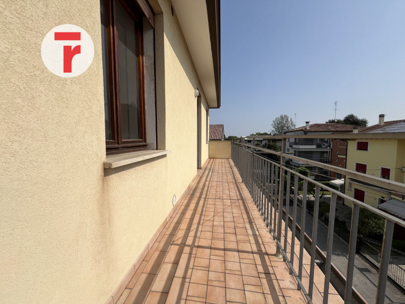 L'immobile si trova all'ultimo piano di un condominio composto da sole cinque unità abitative. Gr...