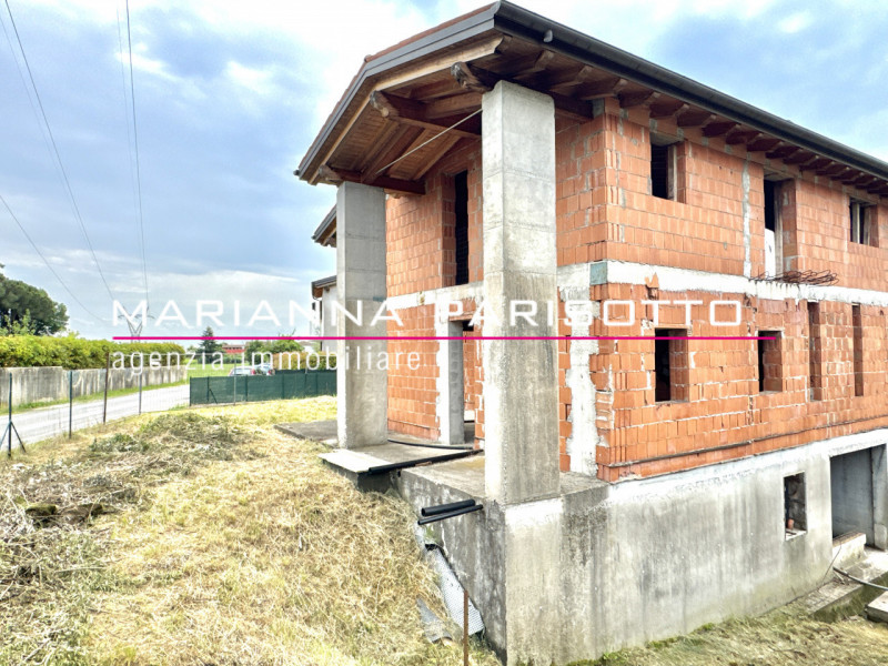 Immagina di costruire la tua casa nel cuore della Destra Brenta, circondata dal verde, dalla quie...