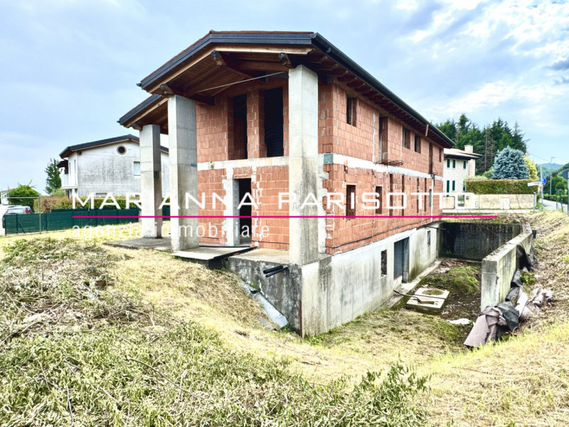 Immagina di costruire la tua casa nel cuore della Destra Brenta, circondata dal verde, dalla quie...