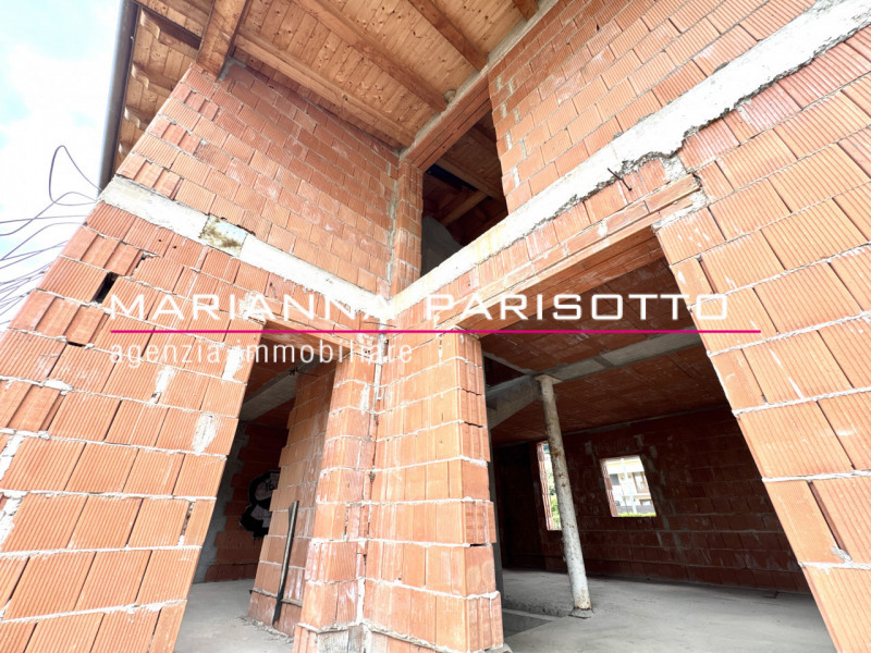 Immagina di costruire la tua casa nel cuore della Destra Brenta, circondata dal verde, dalla quie...