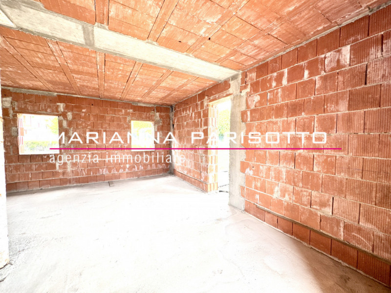 Immagina di costruire la tua casa nel cuore della Destra Brenta, circondata dal verde, dalla quie...