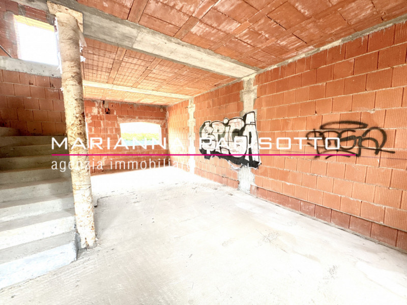 Immagina di costruire la tua casa nel cuore della Destra Brenta, circondata dal verde, dalla quie...