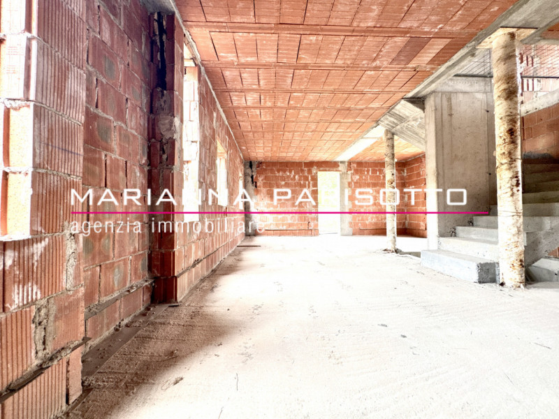 Immagina di costruire la tua casa nel cuore della Destra Brenta, circondata dal verde, dalla quie...