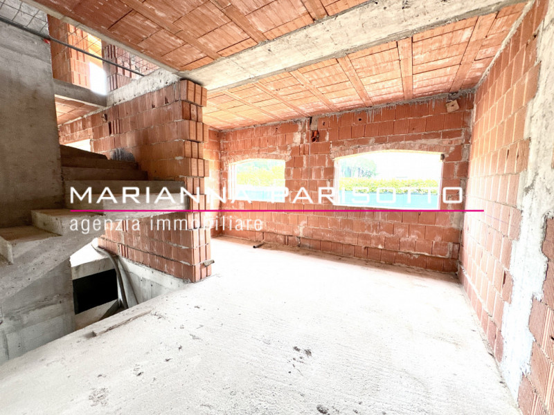 Immagina di costruire la tua casa nel cuore della Destra Brenta, circondata dal verde, dalla quie...